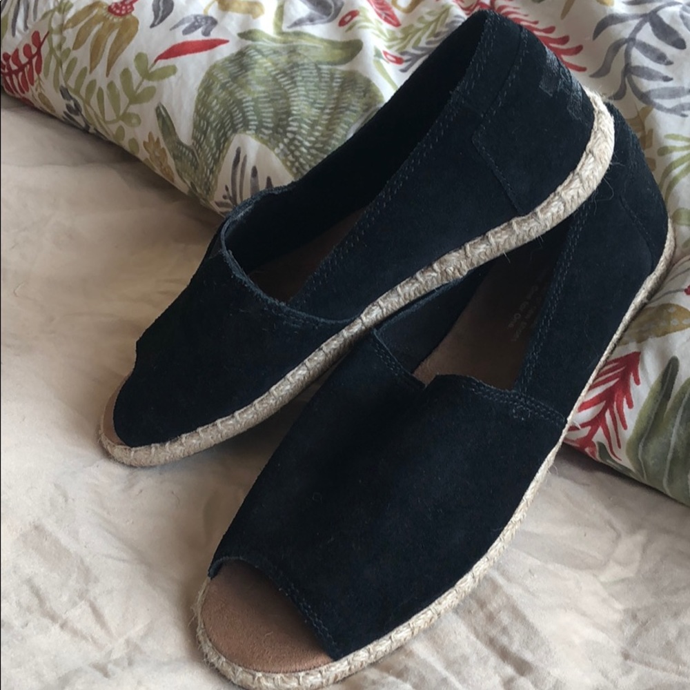 TOMS size 7 cute sandals open toe brand new !!!